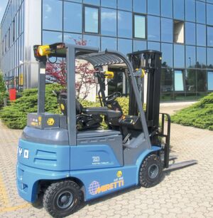 Der Miretti-Explosionsschutz des „LiFePo“-Effizienzstaplers ECB20C von BYD umfasst neben Motoren unter anderem Komponenten wie Arbeitsscheinwerfer, Beleuchtungsanlage, Antistatik-Bereifung und -Fahrersitz. Der Miretti-Explosionsschutz des „LiFePo“-Effizienzstaplers ECB20C von BYD umfasst neben Motoren unter anderem Komponenten wie Arbeitsscheinwerfer, Beleuchtungsanlage, Antistatik-Bereifung und -Fahrersitz.