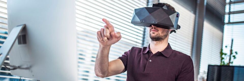 XTAL verfügt als erstes Headset weltweit über einen integrierten Leap Motion-Sensor für ein interaktives Agieren in der VR-Welt. XTAL verfügt als erstes Headset weltweit über einen integrierten Leap Motion-Sensor für ein interaktives Agieren in der VR-Welt.