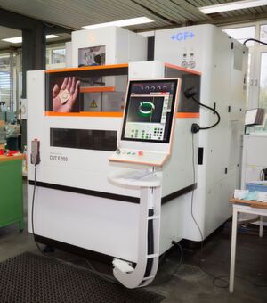 Die Agie-Charmilles Drahterodiermaschine CUT E 350 von GF Machining Solutions erodiert bei Niessing komplexe Formen und benötigt mit ihren kompakten Abmessungen weniger Platz als ihr Vorgänger. Die Agie-Charmilles Drahterodiermaschine CUT E 350 von GF Machining Solutions erodiert bei Niessing komplexe Formen und benötigt mit ihren kompakten Abmessungen weniger Platz als ihr Vorgänger.