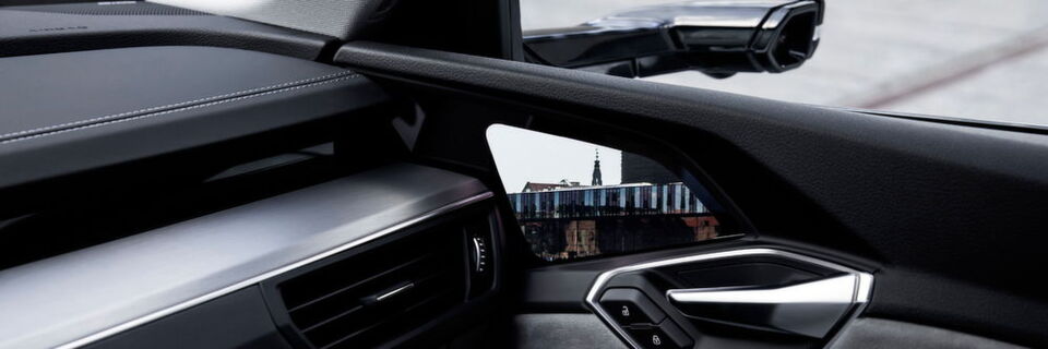 Im neuen Audi E-Tron sollen optional Kameras statt Außenspiegel zum Einsatz kommen. Im neuen Audi E-Tron sollen optional Kameras statt Außenspiegel zum Einsatz kommen.