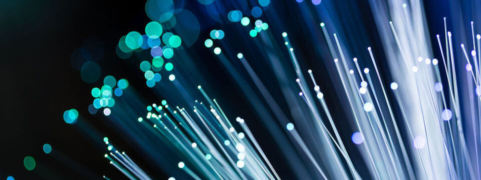 Die Anforderungen an Glasfasernetze im Rechenzentrum erlauben kaum Dämpfung. Mithilfe von Patch-Kabeln lässt sich diese überprüfen. Die Anforderungen an Glasfasernetze im Rechenzentrum erlauben kaum Dämpfung. Mithilfe von Patch-Kabeln lässt sich diese überprüfen.
