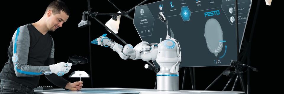 Im Bionic Workplace arbeitet der Mensch mit einem Roboterarm sowie zahlreichen Assistenzsystemen zusammen, die miteinander vernetzt sind. Im Bionic Workplace arbeitet der Mensch mit einem Roboterarm sowie zahlreichen Assistenzsystemen zusammen, die miteinander vernetzt sind.