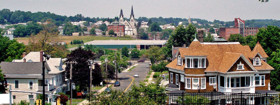 Blick auf New Britain, Hartford County: Hier ist der Firmesitz von Stanley Black & Decker, auf dessen ehemaligem Firmengelände der Brennstoffzellen-betriebene Energie- und Innovationspark entstehen soll. Blick auf New Britain, Hartford County: Hier ist der Firmesitz von Stanley Black & Decker, auf dessen ehemaligem Firmengelände der Brennstoffzellen-betriebene Energie- und Innovationspark entstehen soll.