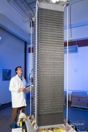 Doosan-Mitarbeiter Ben Yoon mit einem individuellen Zell-Stack. Vier Stacks sind in einer Brennstoffzelleneinheit zusammengefasst. Doosan-Mitarbeiter Ben Yoon mit einem individuellen Zell-Stack. Vier Stacks sind in einer Brennstoffzelleneinheit zusammengefasst.