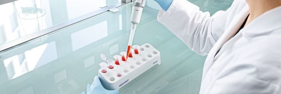 Abb. 1 Wohl kaum ein anderes Gerät ist heute in Laboren so verbreitet wie die manuelle Kolbenhubpipette. Abb. 1 Wohl kaum ein anderes Gerät ist heute in Laboren so verbreitet wie die manuelle Kolbenhubpipette.