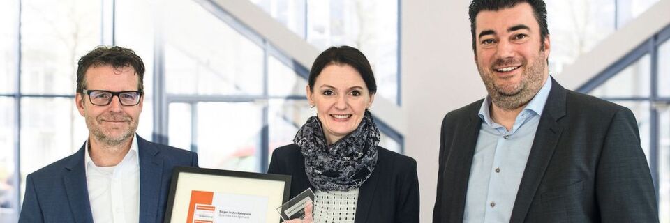Die drei Geschäftsführer von Consense – Dr. Stephan Killich, Dr. Iris Bruns und Dr. Alexander Künzer (v.l.n.r.) – freuen sich über den Innovationspreis-IT für das QM-System Consense Compact. Die drei Geschäftsführer von Consense – Dr. Stephan Killich, Dr. Iris Bruns und Dr. Alexander Künzer (v.l.n.r.) – freuen sich über den Innovationspreis-IT für das QM-System Consense Compact.