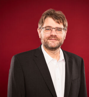 Stephan Ilaender ist Chief Technical Officer der Plusserver GmbH. Er verantwortet das technische Gesamtkonzept des Unternehmens. Nach einem Informatikstudium gründete er zunächst eine eigene Firma, die bis heute besteht, und sammelte anschließend rund 20 Jahre Erfahrung in der Hosting-Branche, speziell in der erfolgreichen Steuerung und Umsetzung von individuellen Projekten für große Geschäftskunden. Stephan Ilaender ist Chief Technical Officer der Plusserver GmbH. Er verantwortet das technische Gesamtkonzept des Unternehmens. Nach einem Informatikstudium gründete er zunächst eine eigene Firma, die bis heute besteht, und sammelte anschließend rund 20 Jahre Erfahrung in der Hosting-Branche, speziell in der erfolgreichen Steuerung und Umsetzung von individuellen Projekten für große Geschäftskunden.