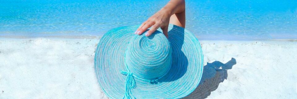 Entspannen am Strand oder doch mal die Mails checken? Zwei von drei Berufstätigen sind über Smartphone & Co. im Urlaub ereichbar. Entspannen am Strand oder doch mal die Mails checken? Zwei von drei Berufstätigen sind über Smartphone & Co. im Urlaub ereichbar.