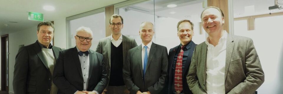 Matthias Kammer (DIVSI) , Staatsrat Henning Lühr, Marc Monich(Mach AG), Holger Wosnitza (Materna) , Jochen Michels (Fujitsu Technology) und MArc Reinhardt (Capgemini) (v.l.) Matthias Kammer (DIVSI) , Staatsrat Henning Lühr, Marc Monich(Mach AG), Holger Wosnitza (Materna) , Jochen Michels (Fujitsu Technology) und MArc Reinhardt (Capgemini) (v.l.)