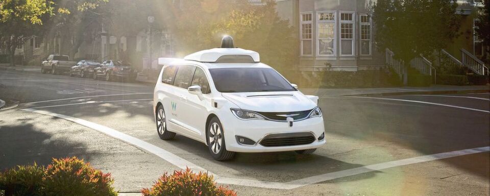 Selbstfahrende Systeme – im Bild sieht man ein automatisiertes Waymo-Fahrzeug – werfen rechtliche Fragen auf. Selbstfahrende Systeme – im Bild sieht man ein automatisiertes Waymo-Fahrzeug – werfen rechtliche Fragen auf.