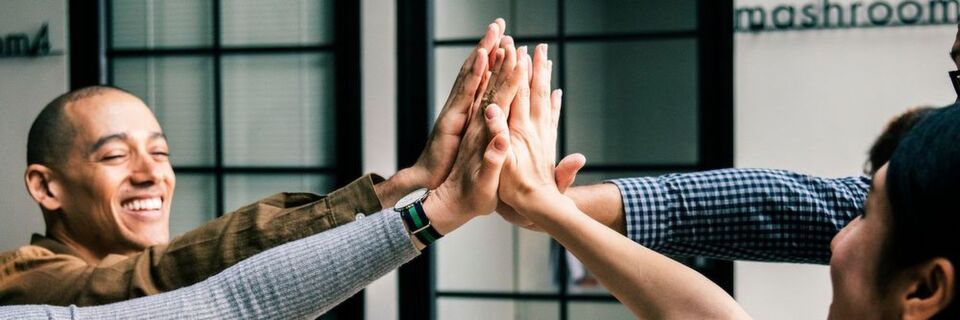 Wenn Arbeitgeber in die Mitarbeiterbindung investieren, wird dies oft durch Treue belohnt – selbst wenn woanders ein höheres Gehalt winkt. Wenn Arbeitgeber in die Mitarbeiterbindung investieren, wird dies oft durch Treue belohnt – selbst wenn woanders ein höheres Gehalt winkt.
