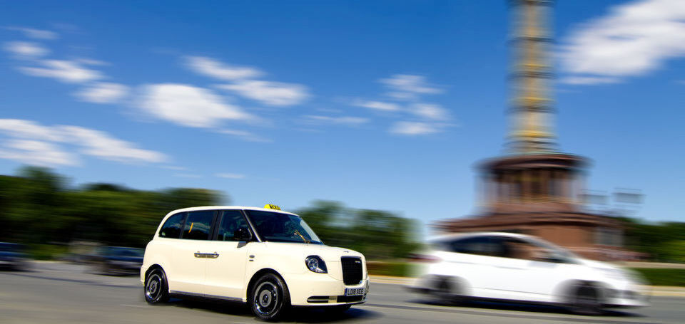 Das London Taxi gibt es heute nur noch mit Elektroantrieb und es soll bald auch in Deutschland Personen befördern - hier ist es bereits in Berlin unterwegs. Das London Taxi gibt es heute nur noch mit Elektroantrieb und es soll bald auch in Deutschland Personen befördern - hier ist es bereits in Berlin unterwegs.