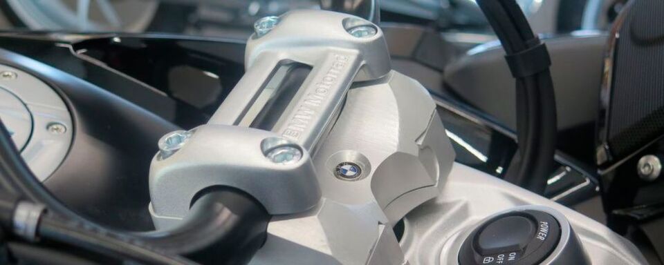 Durch die Lenkerplatte von MV Motorrad-Technik soll die Bagger noch individueller und tourentauglicher werden. Der Lenker kommt 60 mm näher und 60 mm höher und der Umbau dauert nur knapp 30 Minuten. Durch die Lenkerplatte von MV Motorrad-Technik soll die Bagger noch individueller und tourentauglicher werden. Der Lenker kommt 60 mm näher und 60 mm höher und der Umbau dauert nur knapp 30 Minuten.