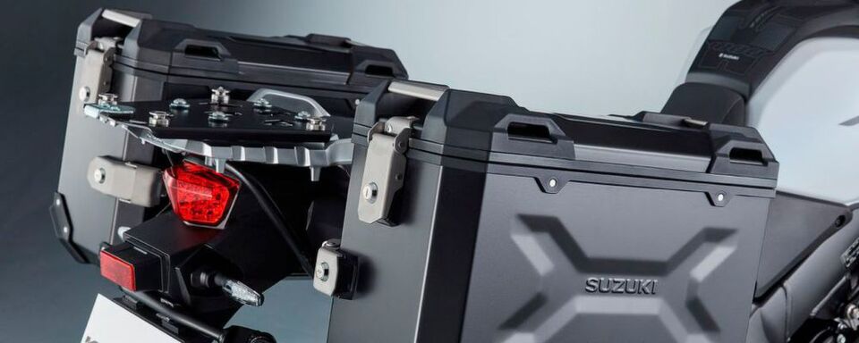 Alu-Koffersystem-Sets für die Suzuki V-Strom Familie inklusive Trägersystem sind ab sofort bei allen Suzuki Vertragshändlern erhältlich. Alu-Koffersystem-Sets für die Suzuki V-Strom Familie inklusive Trägersystem sind ab sofort bei allen Suzuki Vertragshändlern erhältlich.