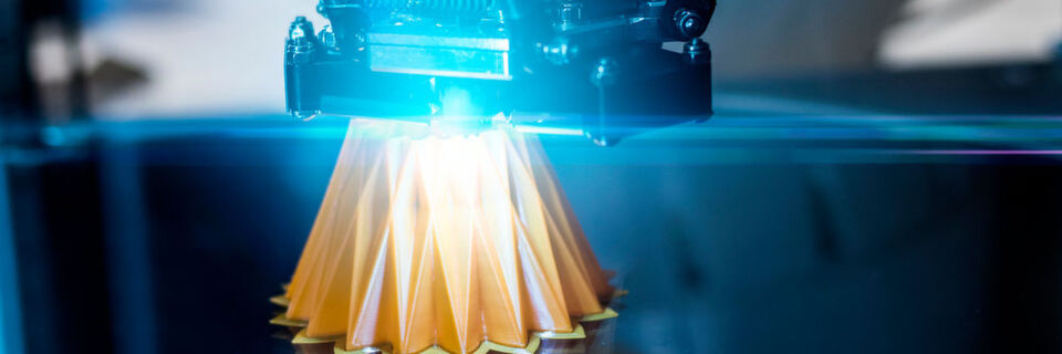 Viele Unternehmen setzen inzwischen auf 3D-Druck. Welche Kosten dabei anfallen und was sie beachten sollten, stellen wir vor. Viele Unternehmen setzen inzwischen auf 3D-Druck. Welche Kosten dabei anfallen und was sie beachten sollten, stellen wir vor.