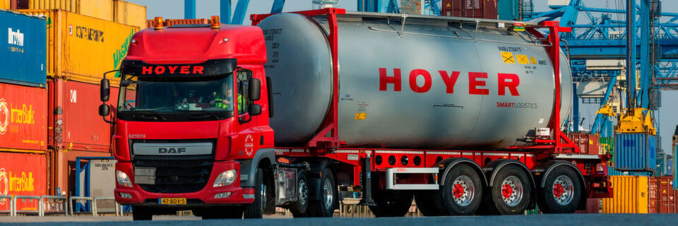 Die Hoyer Group setzt großflächig Zugmaschinen mit Euro-6-Motoren ein – am Heimatstandort Hamburg sind es 100 %. Die Hoyer Group setzt großflächig Zugmaschinen mit Euro-6-Motoren ein – am Heimatstandort Hamburg sind es 100 %.