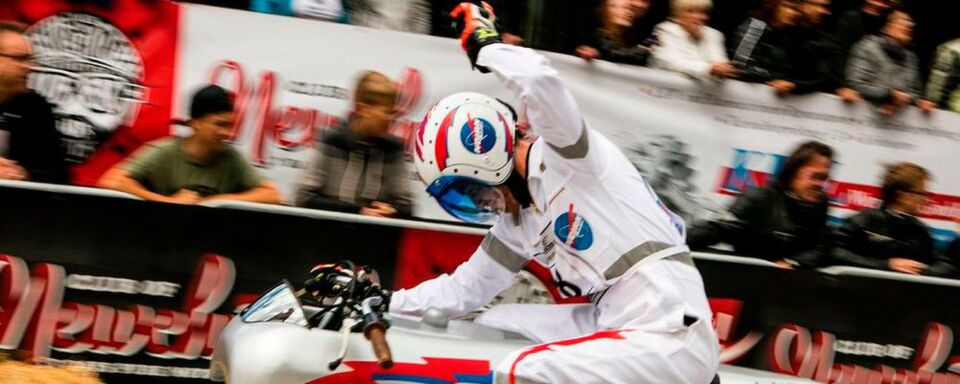 Wer beim „Rokker Race“ die Nase vorn haben will, braucht neben Top-Rundenzeiten auch noch eine Top-Performance in der Stilwertung von Motorrad und Boxencrew. Wer beim „Rokker Race“ die Nase vorn haben will, braucht neben Top-Rundenzeiten auch noch eine Top-Performance in der Stilwertung von Motorrad und Boxencrew.