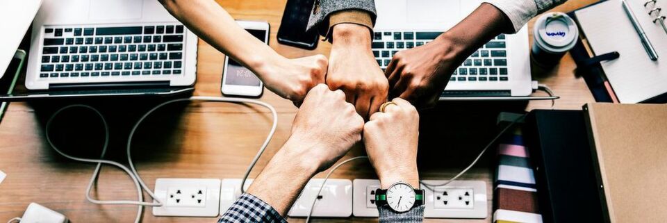 Bevor DevOps in der gesamten Organisation umgesetzt wird, sollte man zunächst einmal mit einem kleinen Team beginnen. Bevor DevOps in der gesamten Organisation umgesetzt wird, sollte man zunächst einmal mit einem kleinen Team beginnen.