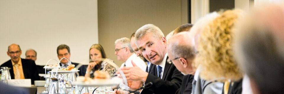 Digitalisierungsminister Andreas Pinkwart im Gespräch mit Vertretern der Modellkommunen Digitalisierungsminister Andreas Pinkwart im Gespräch mit Vertretern der Modellkommunen