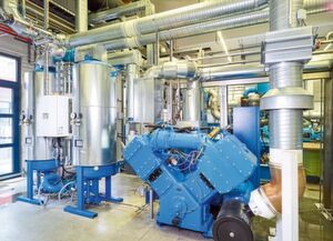 Die Kopplung ölfrei arbeitender Kolbenkompressoren führt zu einer Einsparung von rund 50.000 kWh/Jahr. Die Kopplung ölfrei arbeitender Kolbenkompressoren führt zu einer Einsparung von rund 50.000 kWh/Jahr.