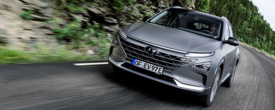 Während andere Hersteller noch am Brennstoffzellen-Fahrzeug basteln, schickt Hyundai mit dem Nexo die zweite Generation seines Wasserstoff-SUV ins Rennen. Während andere Hersteller noch am Brennstoffzellen-Fahrzeug basteln, schickt Hyundai mit dem Nexo die zweite Generation seines Wasserstoff-SUV ins Rennen.