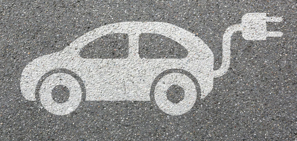 Auch E-Autos setzen Emissionen wie Feinstäube lokal frei, beispielsweise durch Reifen- und Bremsabrieb. Will man dem Feinstaubproblem konsequent entgegnen, müsste man auch eine massenhafte Nutzung von Elektroautos in Städten hinterfragen. Auch E-Autos setzen Emissionen wie Feinstäube lokal frei, beispielsweise durch Reifen- und Bremsabrieb. Will man dem Feinstaubproblem konsequent entgegnen, müsste man auch eine massenhafte Nutzung von Elektroautos in Städten hinterfragen.