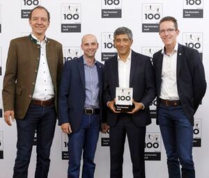 TOP 100-Mentor Ranga Yogeshwar zeichnet hier die Bossard Deutschland GmbH aus (v.l): Olivier Baier (Leiter Verkauf), Alexander Theologou (Leiter Logistik), Ranga Yogeshwar, Hans van der Velden (Geschäftsführer). TOP 100-Mentor Ranga Yogeshwar zeichnet hier die Bossard Deutschland GmbH aus (v.l): Olivier Baier (Leiter Verkauf), Alexander Theologou (Leiter Logistik), Ranga Yogeshwar, Hans van der Velden (Geschäftsführer).