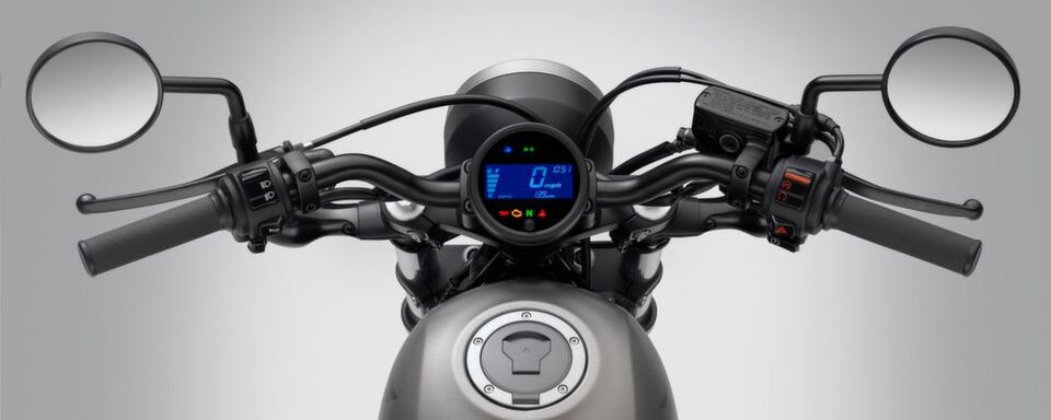 Das Drehmoment auf dem Neuzulassungsmarkt bleibt hoch. Im Bild das Cockpit der Honda CMX 500 Rebel, mit 1.118 Einheiten in der ersten Saisonhälfte auf Platz 8 der Neuzulassungsstatistik. Das Drehmoment auf dem Neuzulassungsmarkt bleibt hoch. Im Bild das Cockpit der Honda CMX 500 Rebel, mit 1.118 Einheiten in der ersten Saisonhälfte auf Platz 8 der Neuzulassungsstatistik.
