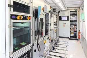 Im Inneren des Containers befindet sich ein modulares und intelligent vernetztes Fertigungssystem auf kleinster Fläche. Im Inneren des Containers befindet sich ein modulares und intelligent vernetztes Fertigungssystem auf kleinster Fläche.