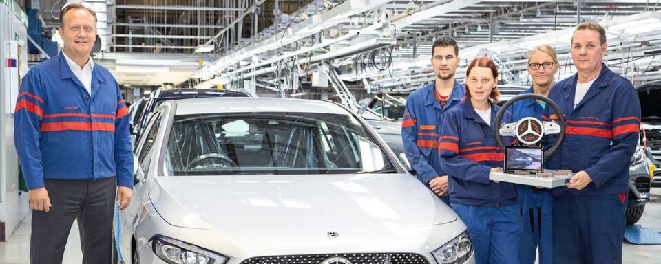 Produktionsstart der neuen Mercedes-Benz A-Klasse in Finnland: Pasi Rannus (l.), Senior Vice President Manufacturing, Valmet Automotive, zusammen mit dem Team von Valmet Automotive in Uusikaupunki. Produktionsstart der neuen Mercedes-Benz A-Klasse in Finnland: Pasi Rannus (l.), Senior Vice President Manufacturing, Valmet Automotive, zusammen mit dem Team von Valmet Automotive in Uusikaupunki.