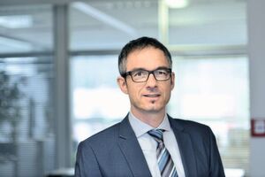 „Neo-architektonisch gibt es in Nürnberg ein Messegelände in Waben-Struktur. Darin verlaufe ich mich zwar auch nach 20 Jahren noch, aber so bleibe ich länger in den Hallen. Das freut die Aussteller“. Peter Reinhardt, Chefredakteur Devicemed. „Neo-architektonisch gibt es in Nürnberg ein Messegelände in Waben-Struktur. Darin verlaufe ich mich zwar auch nach 20 Jahren noch, aber so bleibe ich länger in den Hallen. Das freut die Aussteller“. Peter Reinhardt, Chefredakteur Devicemed.