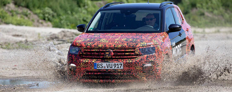 Bis Oktober will VW den T-Cross noch unter der bunten Folie verstecken. Auf die Straßen kommt der Polo-Bruder erst im Mai 2019. Bis Oktober will VW den T-Cross noch unter der bunten Folie verstecken. Auf die Straßen kommt der Polo-Bruder erst im Mai 2019.
