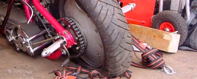 Dieses Bild zeigt was passieren kann, wenn der Gurt reißt oder nicht sachgerecht angebracht ist. Das Bike war auf einem 7,5 Tonner unsachgemäß verzurrt und wurde bei einem Unfall beschädigt. Dieses Bild zeigt was passieren kann, wenn der Gurt reißt oder nicht sachgerecht angebracht ist. Das Bike war auf einem 7,5 Tonner unsachgemäß verzurrt und wurde bei einem Unfall beschädigt.