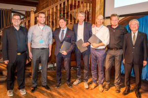 KUKA Deutschland gewinnt mit „LBR Med“ den IERA-Award für Robotik und Automation 2018.(Bild v.l.n.r.: Dominik Boesl, Awards Chair & Vice President IEEE RAS; Martijn Buijs, Lely; Dr. Nicholas Wettels, Perception Robotics; Michael Otto, KUKA; Clemens Duijnisveld., Lely; Frank Steeneveld, Lely; Junji Tsuda, IFR President) KUKA Deutschland gewinnt mit „LBR Med“ den IERA-Award für Robotik und Automation 2018.(Bild v.l.n.r.: Dominik Boesl, Awards Chair & Vice President IEEE RAS; Martijn Buijs, Lely; Dr. Nicholas Wettels, Perception Robotics; Michael Otto, KUKA; Clemens Duijnisveld., Lely; Frank Steeneveld, Lely; Junji Tsuda, IFR President)