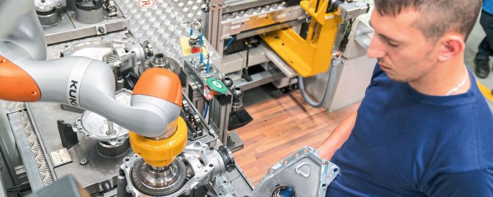 Das Automatisierungs-unternehmen Pilz übernimmt die Risikobewertung von Systemen der Mensch-Roboter-Kollaboration in einigen Werken der BMW Group. Das Automatisierungs-unternehmen Pilz übernimmt die Risikobewertung von Systemen der Mensch-Roboter-Kollaboration in einigen Werken der BMW Group.