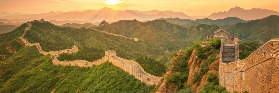 Einst schützte die Chinesische Mauer das Land vor realen Feinden – heute soll die so genannte „Great Firewall of China“ das Reich der Mitte gegen "virtuelle Feinde" absichern. Einst schützte die Chinesische Mauer das Land vor realen Feinden – heute soll die so genannte „Great Firewall of China“ das Reich der Mitte gegen "virtuelle Feinde" absichern.