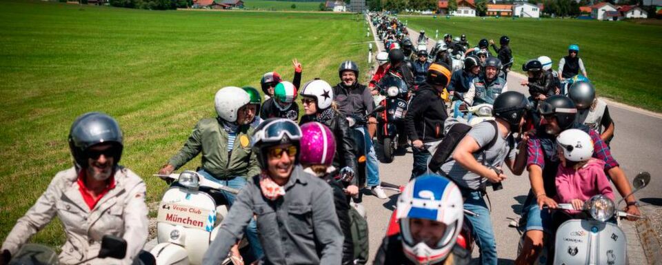 Eine ganze Straße voller Roller – Wie bereits im Vorjahr wurde die Veranstaltung von Ordnungsamt und Polizei genehmigt. Eine ganze Straße voller Roller – Wie bereits im Vorjahr wurde die Veranstaltung von Ordnungsamt und Polizei genehmigt.