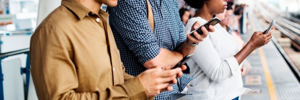 Rund, 1,5 Milliarden Menschen nutzen Messenger Apps – Trend: steigend. Können mithilfe von Chatbots also Leads generiert werden? Rund, 1,5 Milliarden Menschen nutzen Messenger Apps – Trend: steigend. Können mithilfe von Chatbots also Leads generiert werden?