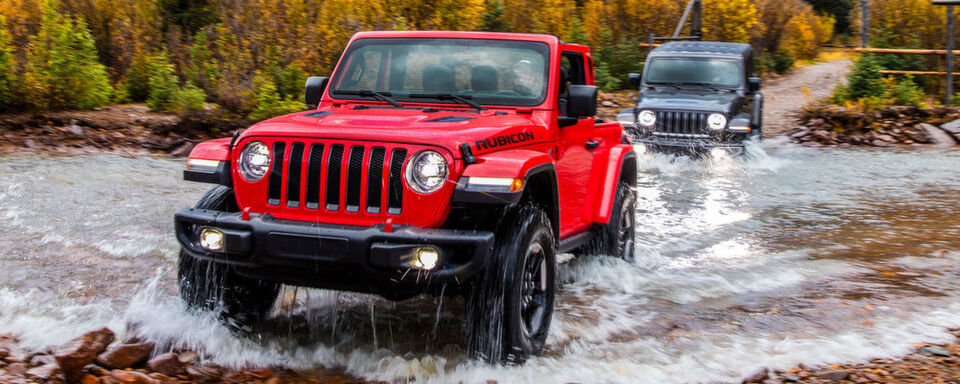 Die vierte Generation des Jeep Wrangler ist optisch seinen Vorgänger treu geblieben. Die vierte Generation des Jeep Wrangler ist optisch seinen Vorgänger treu geblieben.