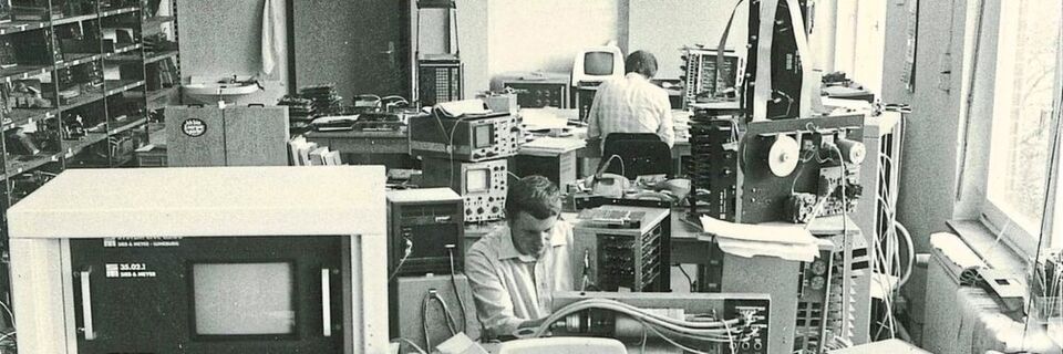 Ein Prüffeldarbeitsplatz in den 1980ern: Was einst aussah wie ein HiFi-Turm, war seinerzeit eine CNC-Steuerung der neuesten Generation. Ein Prüffeldarbeitsplatz in den 1980ern: Was einst aussah wie ein HiFi-Turm, war seinerzeit eine CNC-Steuerung der neuesten Generation.