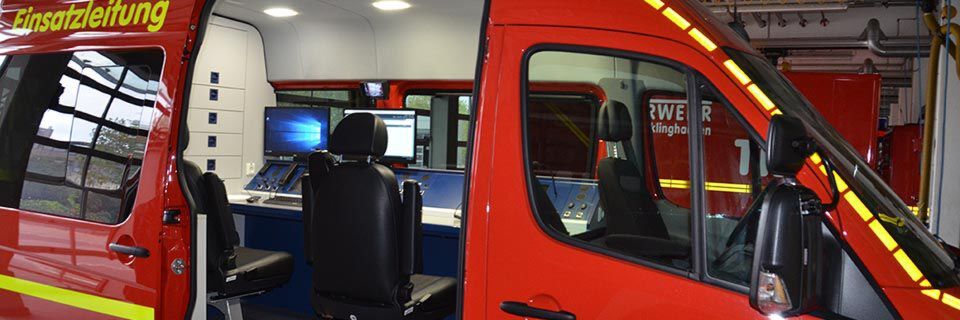 Im Heck des Einsatzleitwagens der Feuerwehr Recklinghausen befinden sich PC, ein Tablet und ein großer Bildschirm. Im Heck des Einsatzleitwagens der Feuerwehr Recklinghausen befinden sich PC, ein Tablet und ein großer Bildschirm.