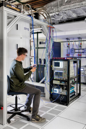Ein IBM Quantenwissenschaftler am Thomas J. Watson Research Center in Yorktown Heights, New York, arbeitet mit IBM Q (links), auf die über IBM Cloud von IBM Q Network Clients zugegriffen wird, um praktische Anwendungen für Wirtschaft und Wissenschaft zu erforschen. Ein IBM Quantenwissenschaftler am Thomas J. Watson Research Center in Yorktown Heights, New York, arbeitet mit IBM Q (links), auf die über IBM Cloud von IBM Q Network Clients zugegriffen wird, um praktische Anwendungen für Wirtschaft und Wissenschaft zu erforschen.