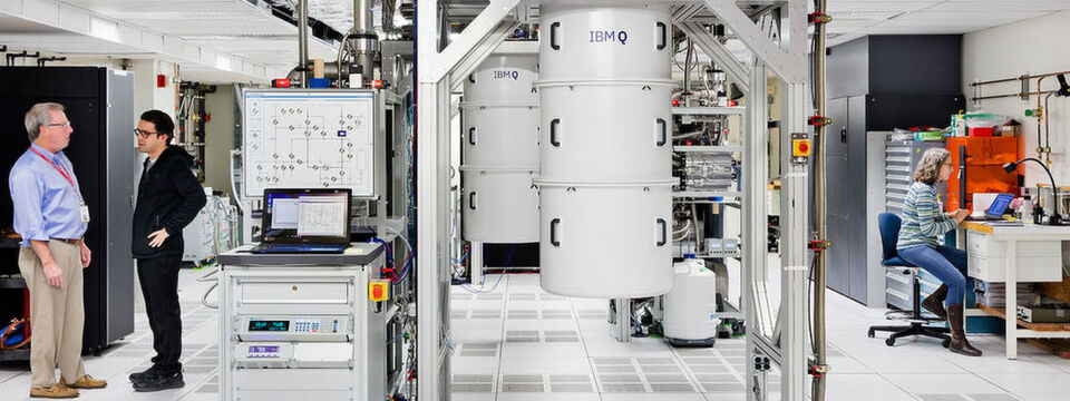 Die Quantencomputer IBM Q befinden sich im Thomas J Watson Research Center, Yorktown Heightsin New York. Doch über den Hub in München sollen auch deutsche Forscher, Entwickler, Institute und Firmen die neue Technologie evaluieren und nutzen können. Die Quantencomputer IBM Q befinden sich im Thomas J Watson Research Center, Yorktown Heightsin New York. Doch über den Hub in München sollen auch deutsche Forscher, Entwickler, Institute und Firmen die neue Technologie evaluieren und nutzen können.