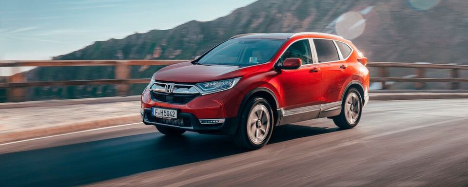 In den USA ist der Honda CR-V bereits seit Ende 2016 auf dem Markt, in Europa rollt das SUV in der fünften Generation in diesem Herbst an. In den USA ist der Honda CR-V bereits seit Ende 2016 auf dem Markt, in Europa rollt das SUV in der fünften Generation in diesem Herbst an.
