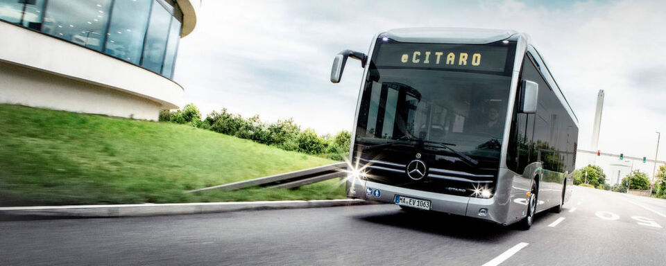 Akasol und Daimler vertiefen ihre Zusammenarbeit und entwickeln bereits die zweite Generation der Li-Ionen-Batteriesysteme für den Mercedes-Benz eCitaro. Akasol und Daimler vertiefen ihre Zusammenarbeit und entwickeln bereits die zweite Generation der Li-Ionen-Batteriesysteme für den Mercedes-Benz eCitaro.