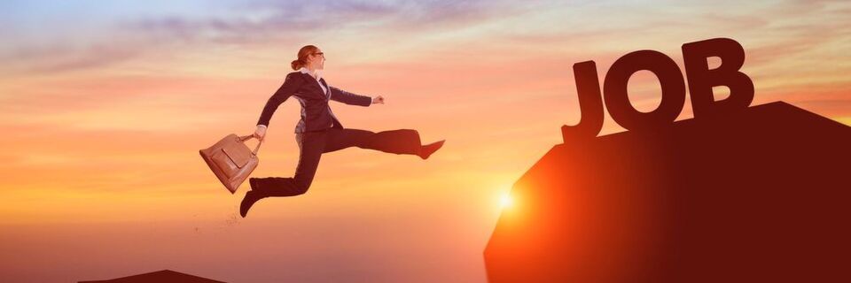 Eco und Young Targets empfehlen Unternehmen, eine Markenidentität zu entwickeln, um sich im Arbeitsmarkt zu positionieren und Werte sowie Stärken zu kommunizieren. Eco und Young Targets empfehlen Unternehmen, eine Markenidentität zu entwickeln, um sich im Arbeitsmarkt zu positionieren und Werte sowie Stärken zu kommunizieren.