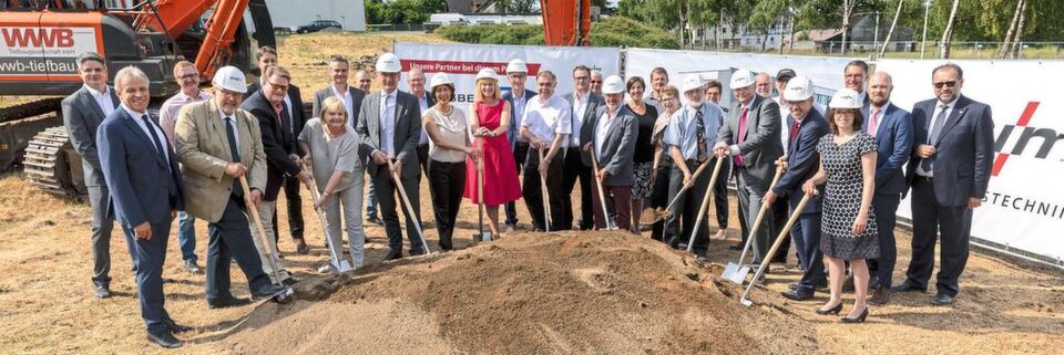 Der Startschuss: Die EWM AG feierte in Mündersbach den Spatenstich für ein neues Verwaltungsgebäude sowie eine neue Produktions- und Logistikhalle. Der Startschuss: Die EWM AG feierte in Mündersbach den Spatenstich für ein neues Verwaltungsgebäude sowie eine neue Produktions- und Logistikhalle.