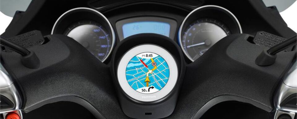 Ein Blick aufs Navi. Ein Blick aufs Navi.