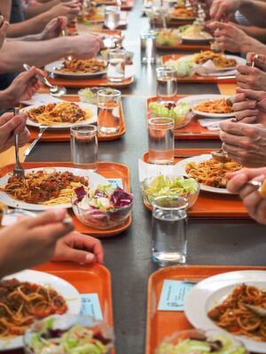 Knapp zwei Drittel der Unternehmen bieten ihren Mitarbeitern Verpflegung, beispielsweise in Form einer kostenlosen oder bezuschussten Kantine an. Knapp zwei Drittel der Unternehmen bieten ihren Mitarbeitern Verpflegung, beispielsweise in Form einer kostenlosen oder bezuschussten Kantine an.