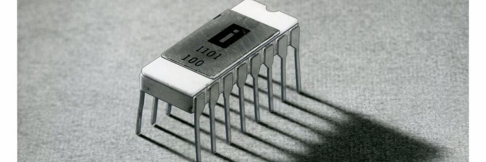 Der SRAM-Chip 1101 war 1969 das zweite Produkt der jungen Firma Intel. Mit seiner MOS-Technik war er zukunftsweisend. Der SRAM-Chip 1101 war 1969 das zweite Produkt der jungen Firma Intel. Mit seiner MOS-Technik war er zukunftsweisend.